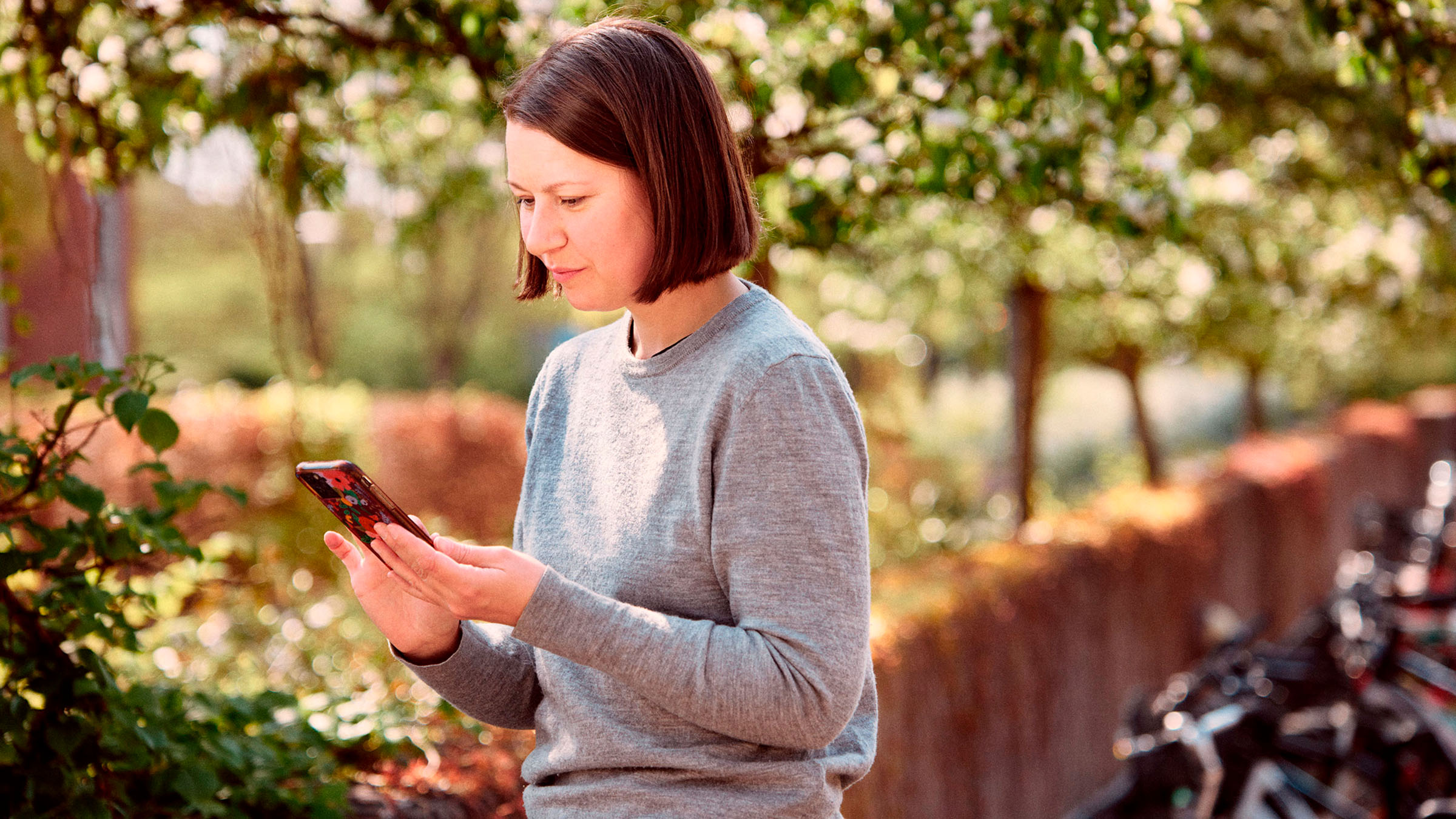 Kvinde med mobiltelefon