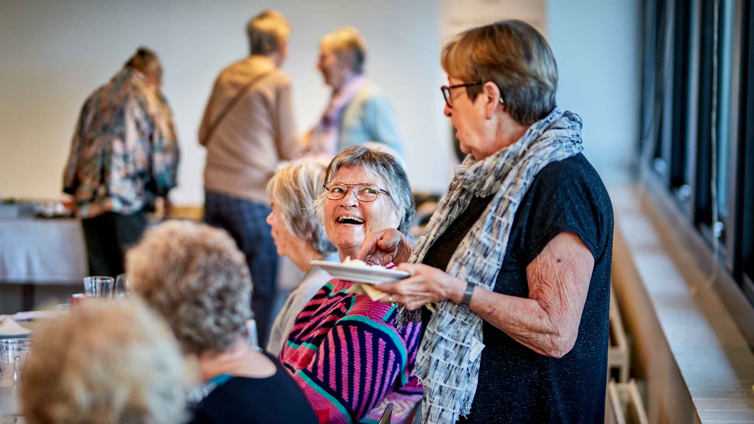 Ældre damer griner sammen